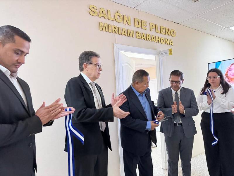 A cinco meses de su partida física, las autoridades del Tribunal de Justicia Electoral (TJE), en compañía de colaboradores y familiares inauguraron el Salón de Pleno de la Magistrada eterna Miriam Barahona”, como un un homenaje póstumo.