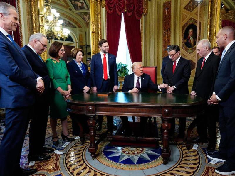 El presidente Donald Trump aseguró que este lunes firmaría los decretos Ejecutivos que mencionó en su discurso. En la imagen aparece íderes en la Sala del Presidente (de izquierda a derecha) con la senadora Amy Klobuchar, el vicepresidente James David Vance, la primera dama Melania Trump, el presidente de la Cámara de Representantes Mike Johnson y el líder de la mayoría Steve Scalise.