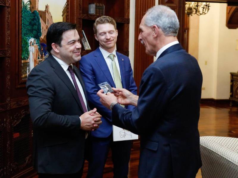 El presidente de la República, Nasry Asfura Zablah, se reunió en la sede del Poder Ejecutivo con representantes de la empresa Starlink para fortalecer la conectividad de internet en zonas rurales.