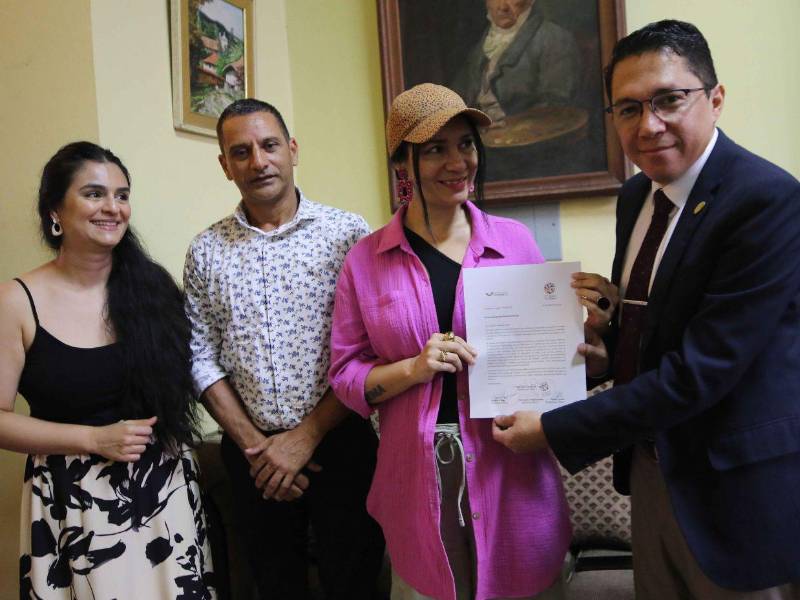Karla Chévez, del Centro Cultural de España en Tegucigalpa, y los poetas Néstor Ulloa y Armando Maldonado, del Festival de Los Confines, le dieron a Mayra Oyuela la noticia de su homenaje.