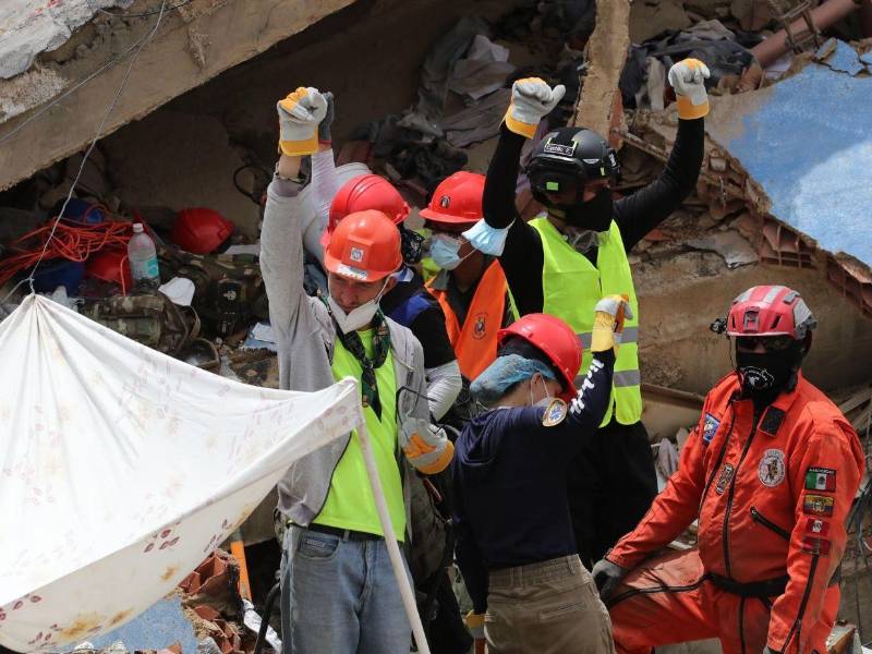 Equipos de rescate permanecen desplegados entre los escombros de inmuebles afectados en La Guaira.
