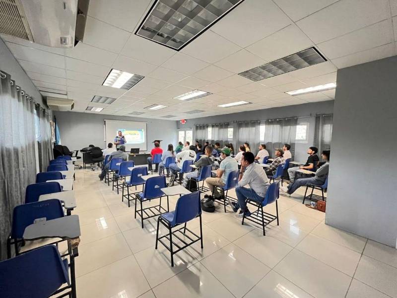 Quienes sacan licencia por primera vez deben ser mayores de 18 años, presentar DNI, exámenes médicos y psicológicos y aprobar los cursos y exámenes.