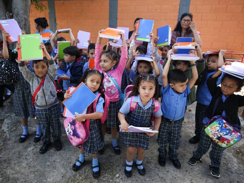 La campaña llegó al centro educativo con cuadernos que fortalecerán el aprendizaje y la motivación de los niños.