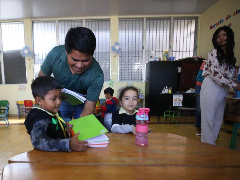 Sentados en sus pequeñas sillas, los 35 alumnos del kínder Doctor Armando Euceda agradecieron la entrega de útiles que fortalece su educación.