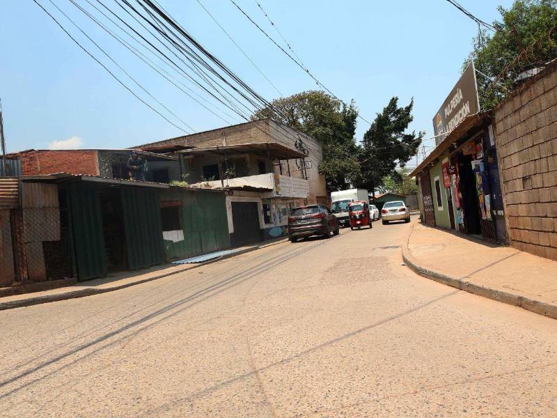 Familias de la colonia La Era denunciaron que deben comprar agua en barriles y cisternas ante la falta del servicio público.