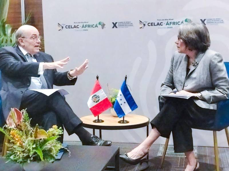 La Secretaria de Relaciones Exteriores de Honduras, Mireya del Carmen Agüero Trejo, sostuvo un encuentro con el canciller de Perú, Hugo Claudio de Zela Martínez, en el marco de la X Cumbre de la Celac en Bogotá.