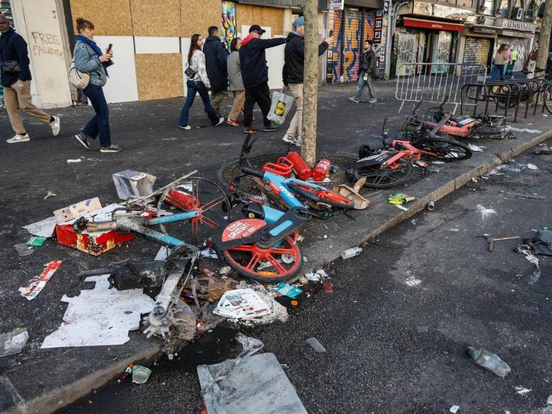 Las fuerzas del orden francesas detuvieron por el momento a 2,000 personas por su participación en actos de violencia durante la jornada de protestas sociales organizada en Francia el sábado, que en muchos sitios degeneró en enfrentamientos, ataques a edificios públicos y saqueos de comercios.