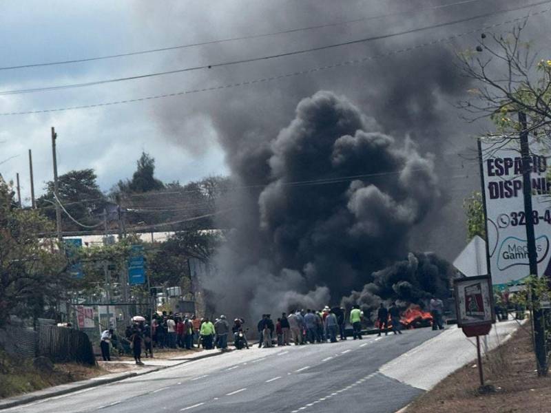 Al menos una hora duró la protesta que cerró una de las vías del anilllo periférico.