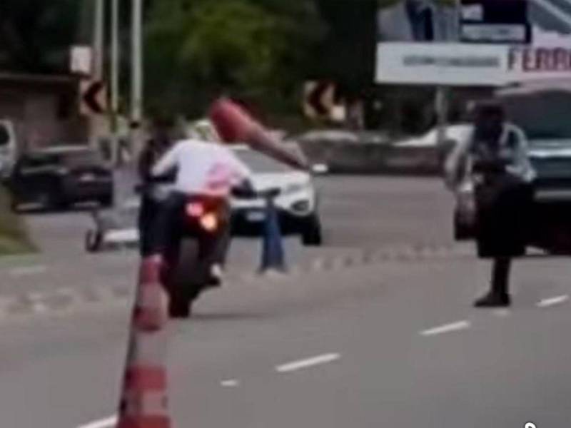 El polémico momento quedó capturado en un video, que, posteriormente, se viralizó en redes sociales. La secuencia generó debate sobre si la acción tomada por el agente era la más adecuada.