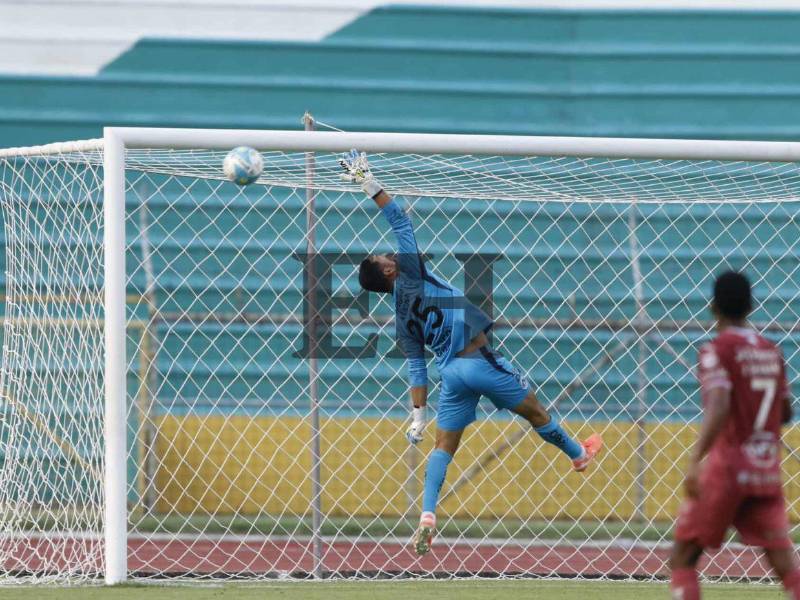 Samuel Pozantes mandó el centro y el balón dio en el poste.