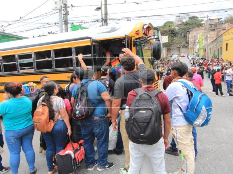 Los capitalinos no se hicieron esperar; desde tempranas horas de este miércoles tomaron sus maletas y llegaron a las principales estaciones de buses en la capital con rumbo a sus lugares de origen o a diferentes centros turísticos.