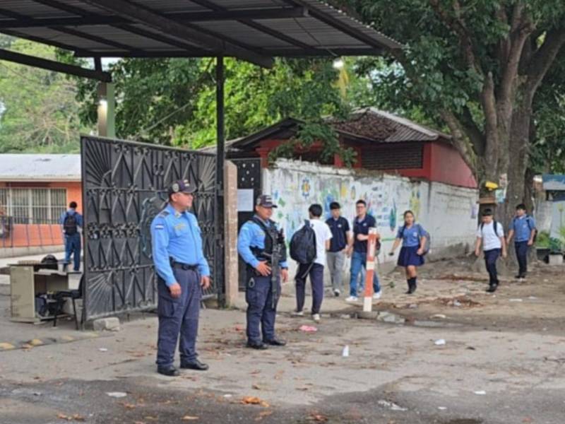 Una de las acciones que realiza la Policía Nacional es aumentar la presencia de efectivos en los alrededores de los centros educativos del país.