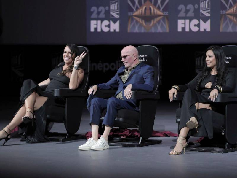 Fotografía de archivo del director de la película “Emilia Pérez”, Jacques Audiard, y las actrices Karla Sofía Gascón y Adriana Paz.