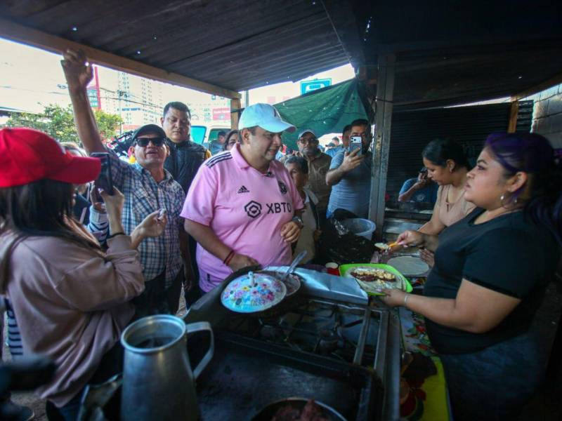 La permanencia del alcalde Jorge Aldana en una carpa en Infop ha despertado cuestionamientos de capitalinos que piden atención a sus funciones.