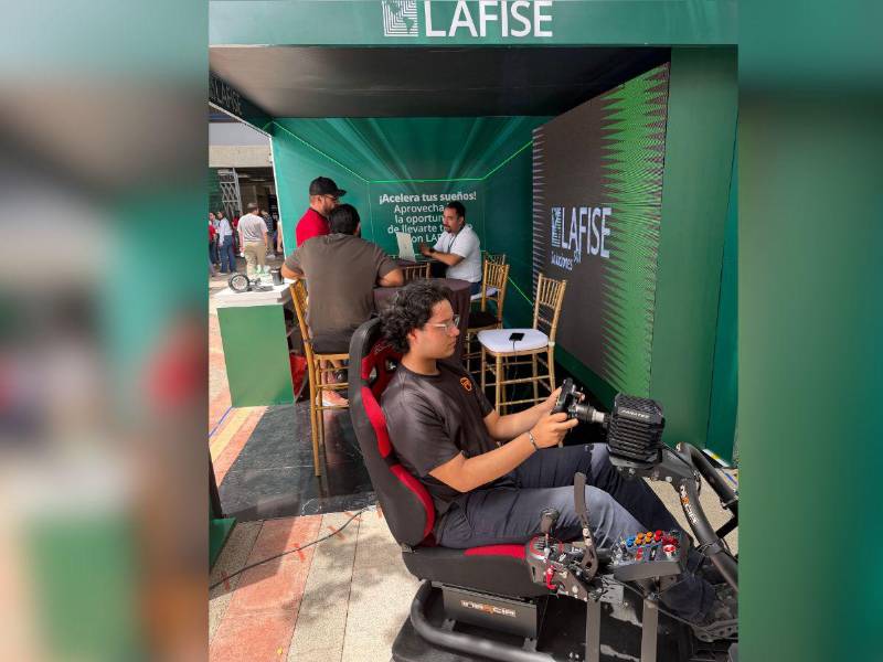 El equipo de LAFISE brindó atención personalizada a los visitantes interesados en alternativas de financiamiento para vehículos.