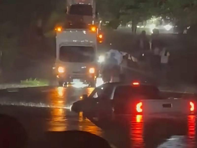 Pobladores a través de sus redes sociales han compartido imágenes y videos sobre las inundaciones en Las Vegas, Santa Bárbara. Entre las zonas afectadas, figura la aldea Unión Suyapa.