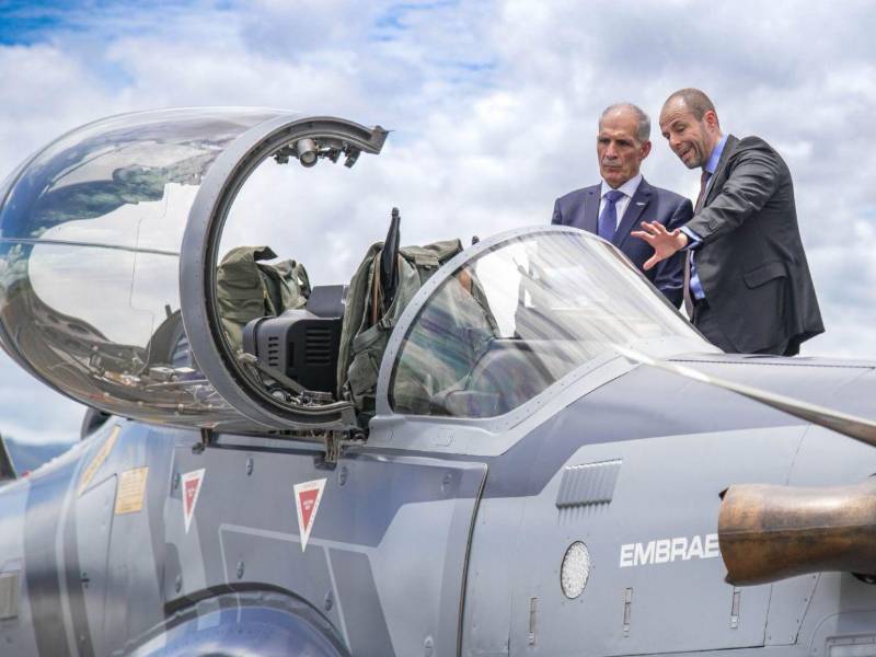Honduras tiene en la mira incorporar los aviones de combate Súper Tucano a la FAH. El presidente Nasry Asfura durante la exhibición de una de estas aeronaves.