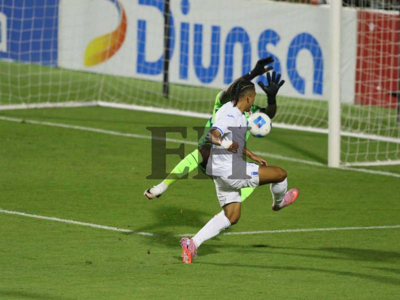 Momento donde Rigoberto Rivas anota el primero vs Haití.