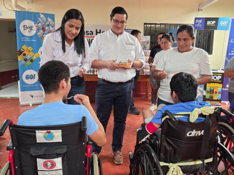 Los ejecutivos de la empresa compartieron en una amena jornada con los niños de la casa hogar, beneficiados con la donación.