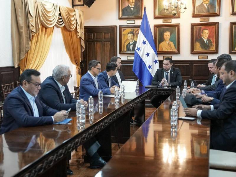 La reunión fue encabezada por el presidente del Poder Legislativo, <b>Tomás Zambrano</b>, y contó con la participación de representantes del sector empresarial.