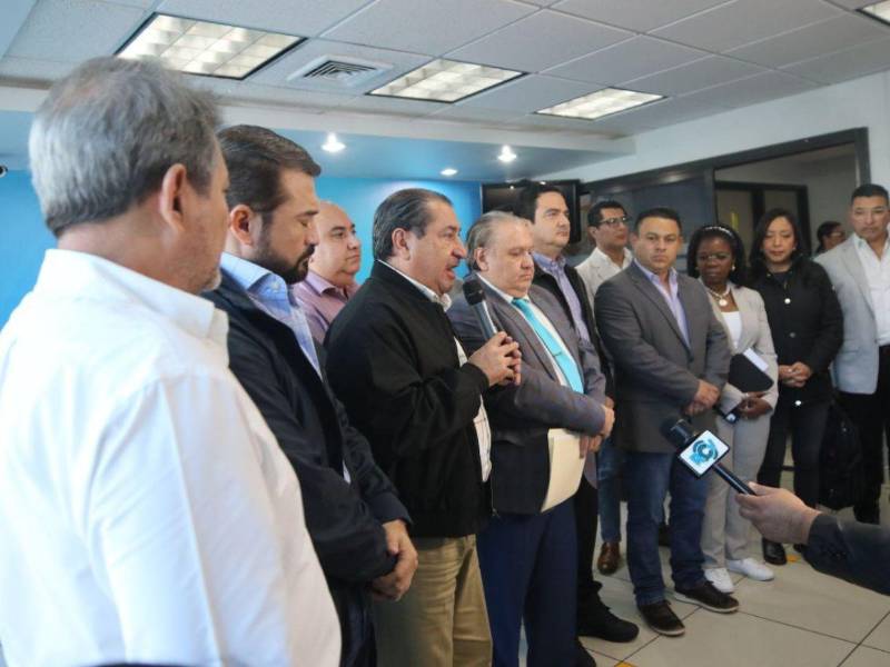 La primer reunión entre las comisiones negociadoras de los dos partidos políticos se llevó a cabo el viernes 16 de enero, en las instalaciones del Consejo Hondureño de la Empresa Privada (Cohep).