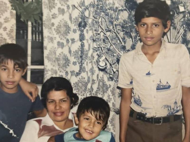 De izquierda derecha, Oscar Amaya, Guadalupe Banegas, Jorge Alberto Amaya Banegas y su hermano Oswaldo Amaya Banegas.