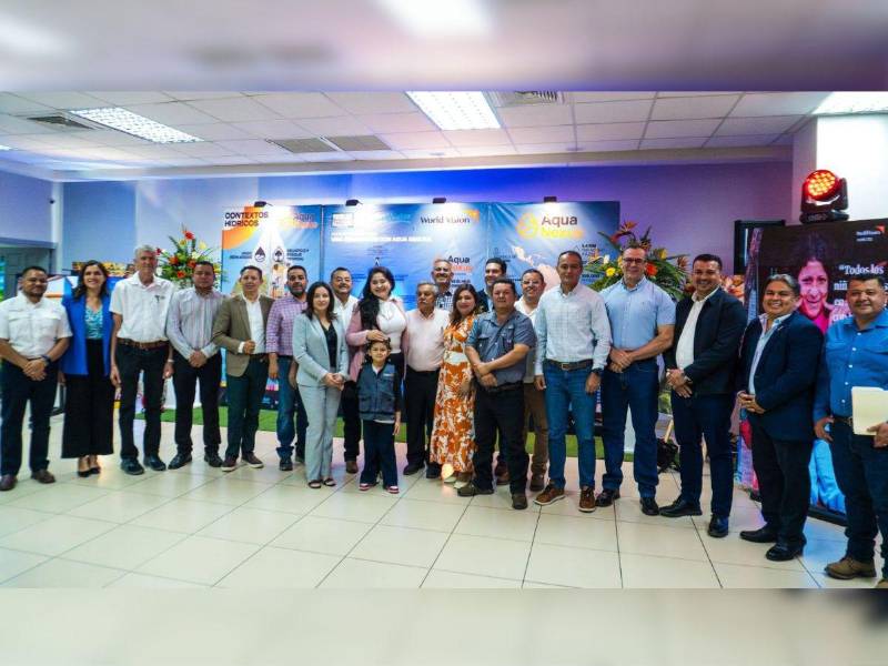 Autoridades de la AMDC y World Vision Honduras durante la firma del convenio en favor de la niñez capitalina.