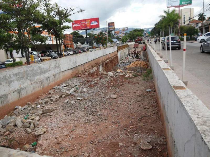 Según miembros de la AMDC, la obra de alivio vial apenas registra un avance del 57%. Se prevee que será inaugurada en febrero de 2026.