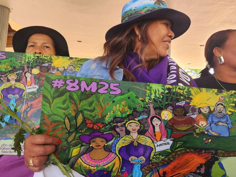“Hoy 8 de marzo, Día Internacional de la Mujer, alzamos nuestra voz con fuerza y determinación. Este es un día de lucha, de resistencia y de exigencia. En Honduras, ser mujer sigue siendo de alto riesgo”, mencionan las hondureñas.