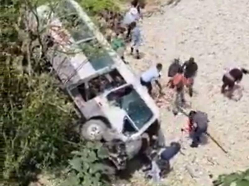 Se desconoce qué provocó que el bus cayera por la hondonada.