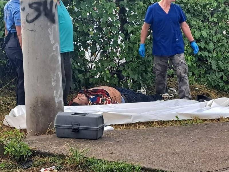 Los hombres fueron sorprendidos cuando estaban departiendo la noche del sábado.