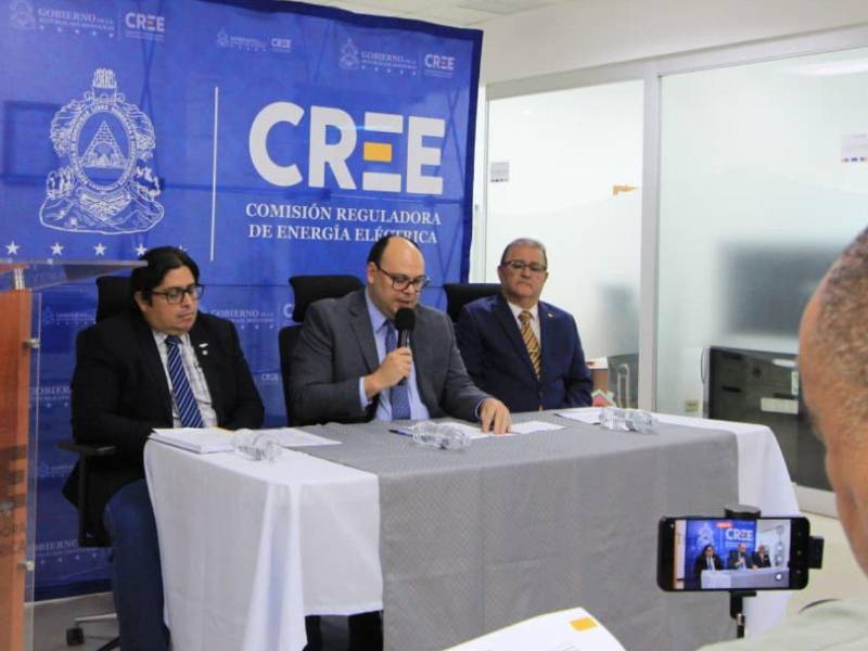 La población recibirá un trancazo en el recibo de la energía eléctrica. La imagen fue tomada durante la conferencia de la CREE.