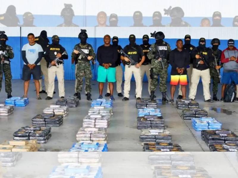 Un juez en materia de Criminalidad Organizada, Medio Ambiente y Corrupción dictó auto de formal procesamiento a cinco hombres detenidos con 899 kilogramos de cocaína en La Mosquitia.