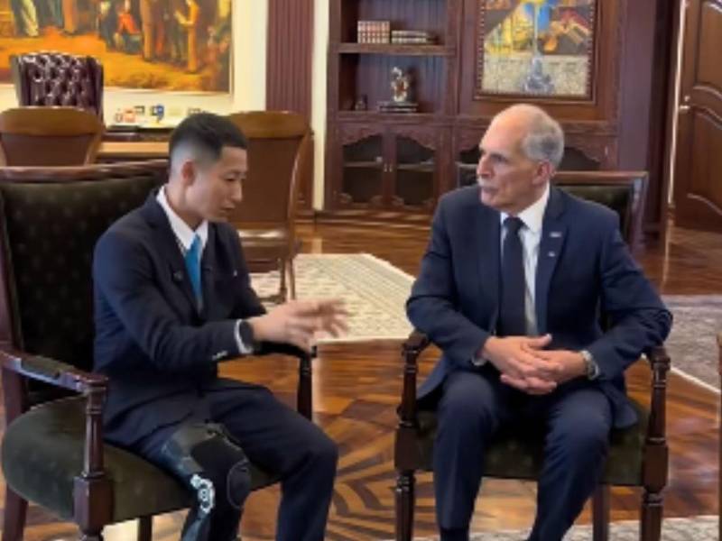 El filántropo y creador de contenido de nacionalidad japonesa-estadounidense, Shin Fujiyama, se reunió con el presidente de la República, Nasry Asfura, según anunció a través de un video en sus redes sociales con el fin de hacerle una propuesta apegada a su sueño de construir mil escuela en el territorio nacional. ¿Cuál fue su propuesta? A continuación los detalles.