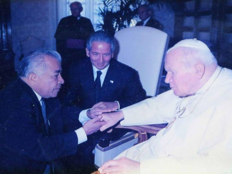 En mayo del año 2004, tuvo la oportunidad de estrechar la mano del sumo pontífice, Juan Pablo II.
