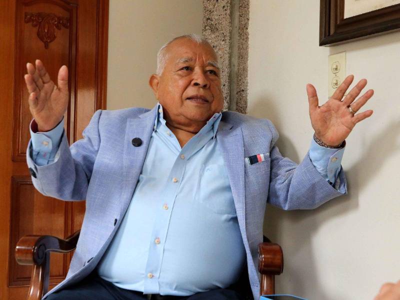 El controversial periodista Danilo Izaguirre, asegura no haber recibido coimas en sus 50 años de carrera.