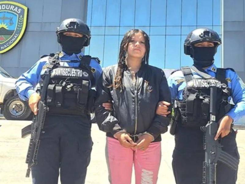 Una mujer de 20 años fue capturada por presunta explotación sexual. De acuerdo al expediente investigativo, la mujer era la encargada de trasladar a las víctimas a distintos moteles del Distrito Central.