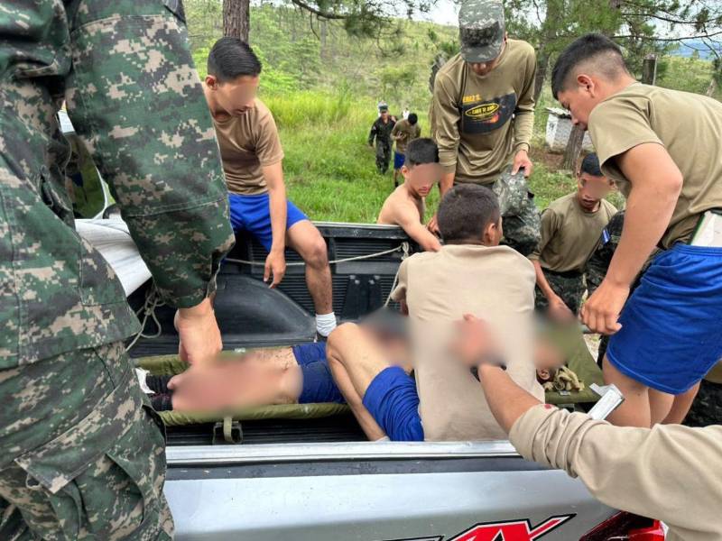 Cinco de los militares se encuentran con lesiones leves y tres con heridas significativas.
