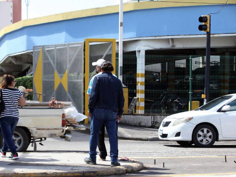 Población aseguró que el semáforo es de poca ayuda ante el deterioro de los artefáctos y la poca educación vial.