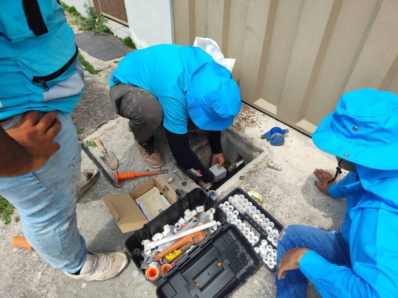 Las cuadrillas de la UMAPS realizan operativos de corte del servicio a abonados morosos, pero también de nuevas conexiones y reparaciones de contadores para eficientar el servicio potable en la capital.