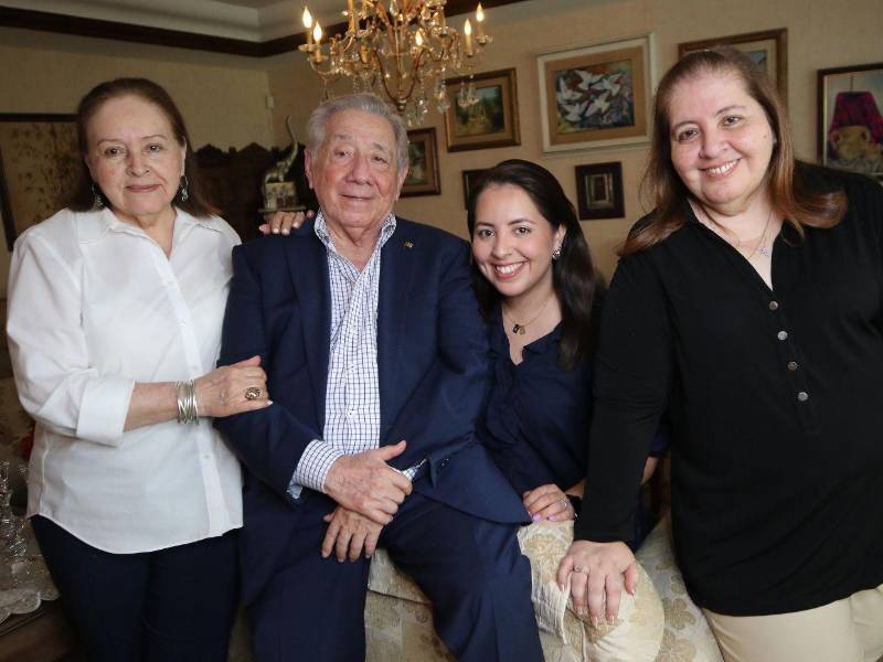 Su familia es su pilar fundamental. Aquí con su esposa, Maricela Bulnez, su hija, Tania Ferrrea Bulnes y su nieta, Tania Maricela Bustillo Ferrera.