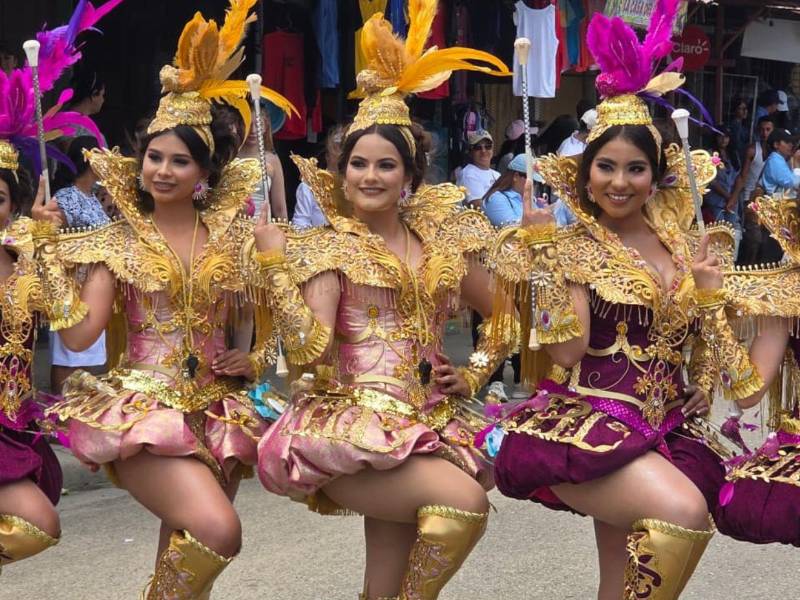 En tonos rosas y morados con dorado son los trajes de este año, los más esperados de los desfiles patrios. Aquí las imágenes de las palillonas del Instituto Cosme García.