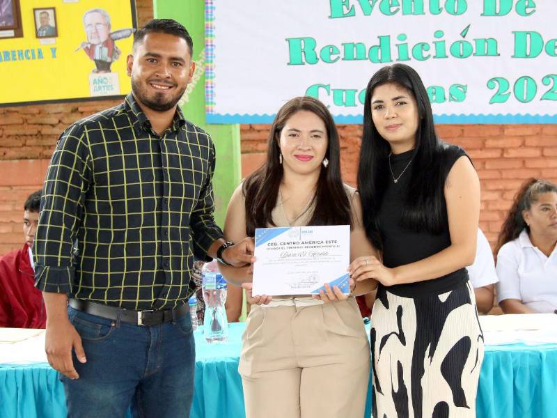 Isaac Lazo y Elizabeth Casco, reciben el reconocimiento en representación de diario EL HERALDO.
