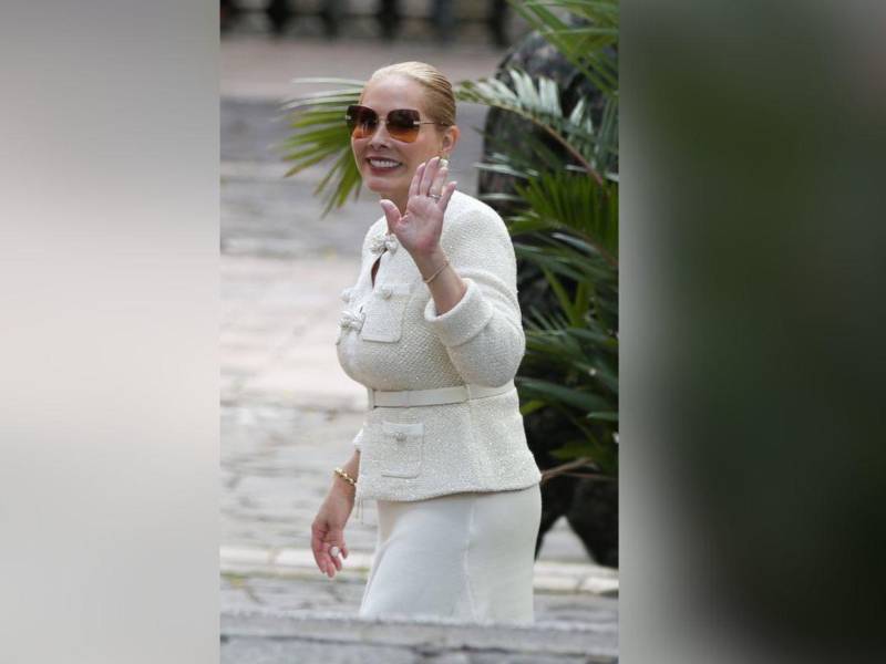 La primera dama, Lissette del Cid de Asfura lució un sobrio pero elegante vestido con un diseño clásico color marfil, que confirma su buen gusto.