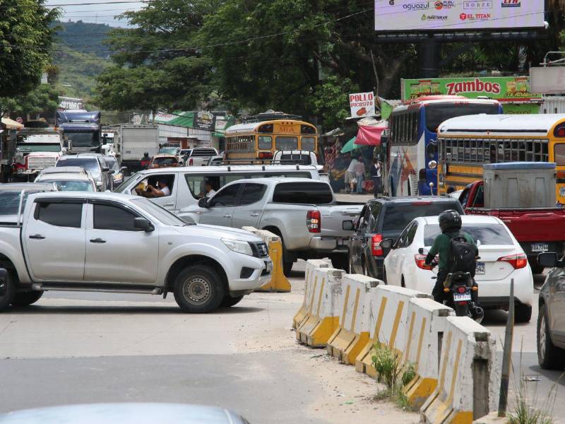 En la salida al sur de la capital se forma congestionamiento permanente, pero más en las horas pico.