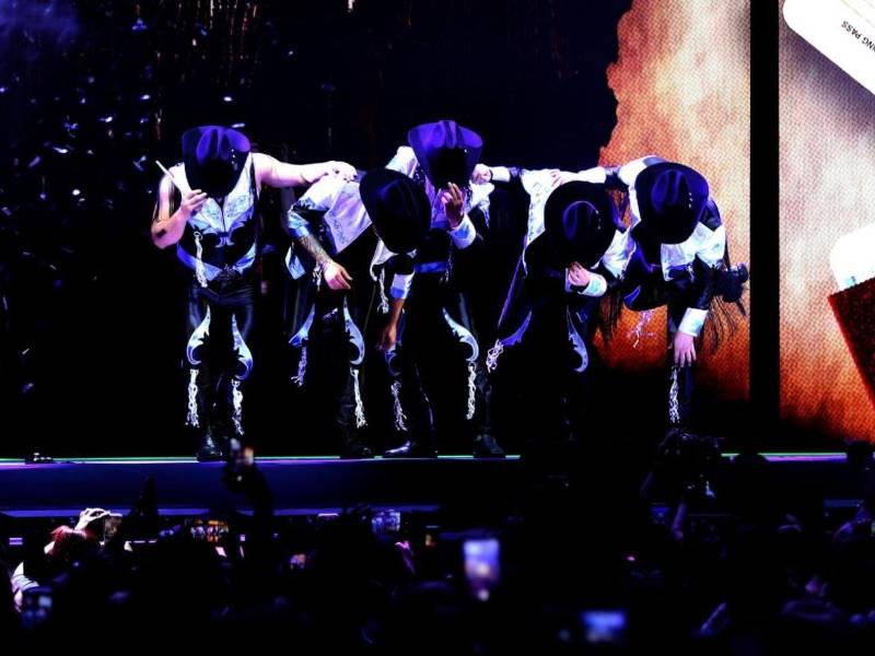 Al sonido del relincho de caballo, sello característico de su propuesta norteña, Bronco se despidió del público.