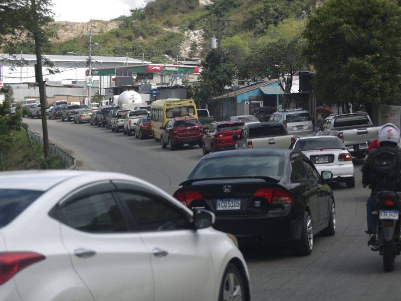 La ampliación del puente Germania permanece abandonada, dejando a miles de viajeros atrapados a diario en un tráfico interminable.