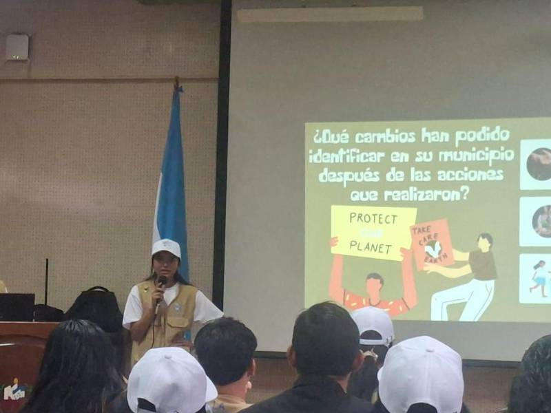 Las disertaciones de los líderes climáticos fueron escuchadas con atención por los asistentes al conversatorio.