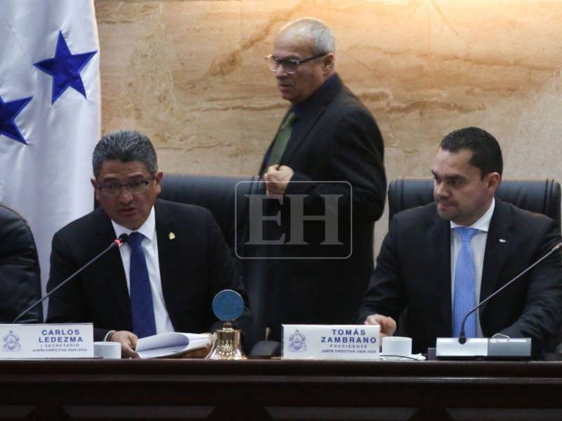 Los diputados comenzaron la sesión al filo de las 3:00 de la tarde.