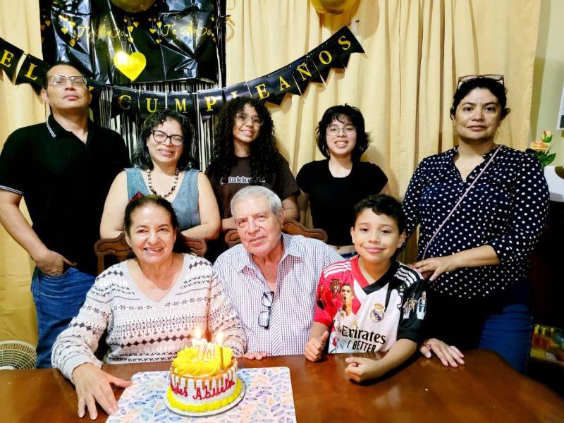 Ya jubilado, la mayor parte de su tiempo se lo dedica a su familia, en especial a sus nietos.